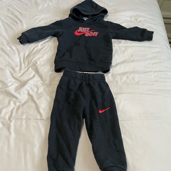 *SOLD* Nike Outfit Lot - Picture 5 of 9